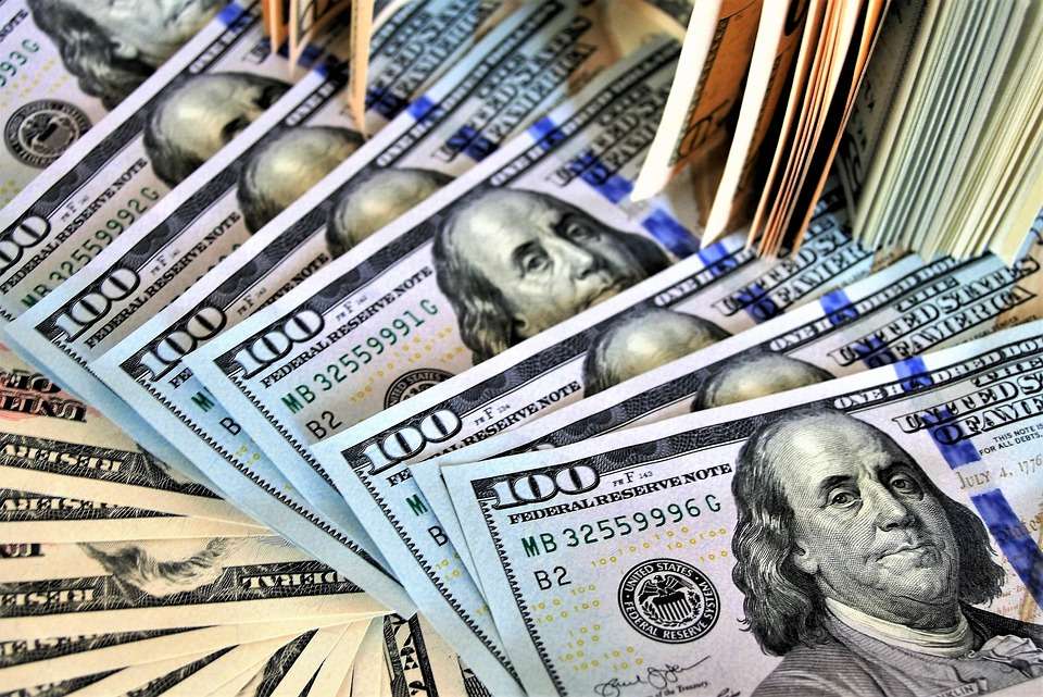 Dollar will suffer monthly loss as Fed slows rate increases