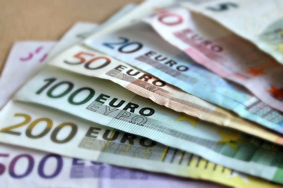 The euro depreciates versus the greenback weighed by soared inflation in the Eurozone