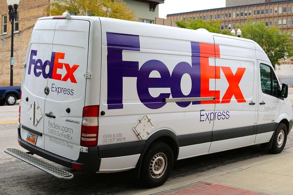 تقترب أسهم FedEx من المقاومة وسط إعادة هيكلة الشركة