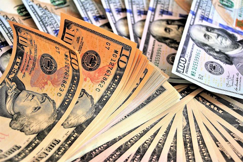 US dollar edged lower on projections of eased rate hikes