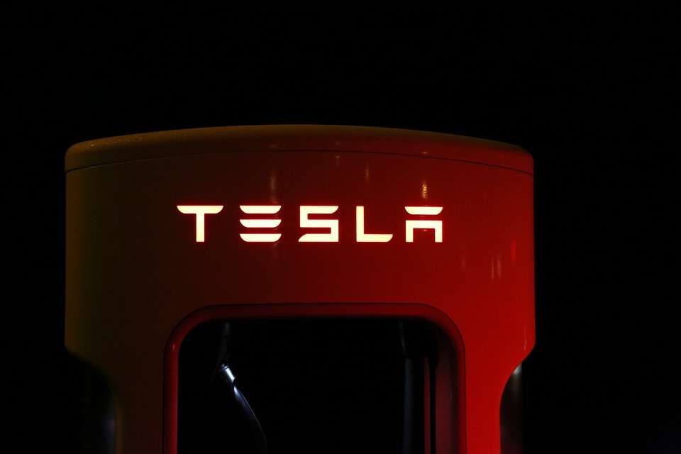 تخفض تيسلا (TSLA) أسعار السيارات لزيادة الطلب