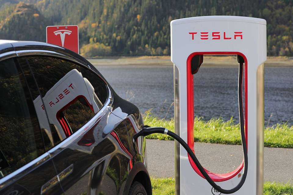 تسلا (TSLA) تجذب المتداولون ليوم المستثمر 2023