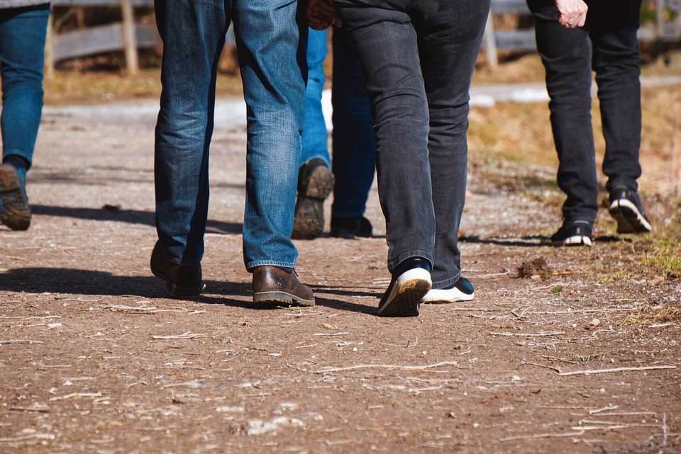 Weekly jobless claims in the US ticked up by 198,000